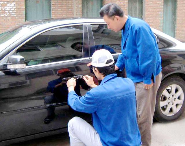 白银区汽车钥匙丢在车里面怎么办?